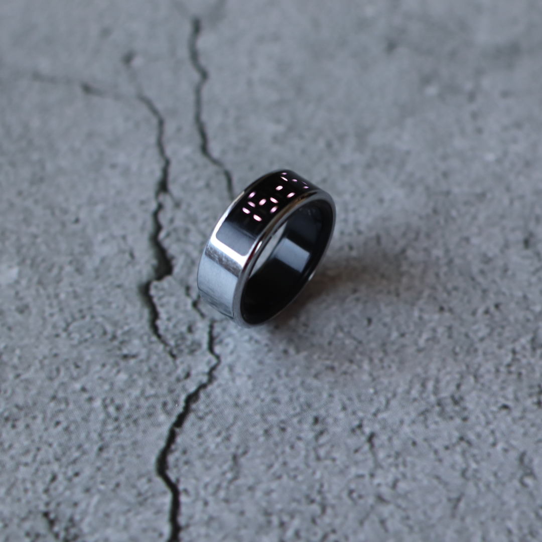 Ee タッチディスプレイリング〈Silver / Black〉